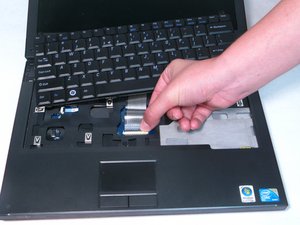 Langkah 5 — Menghubungkan Ulang Kabel Ribbon Keyboard