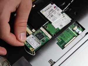 Langkah 5 — Lepaskan Kabel Antena WiFi