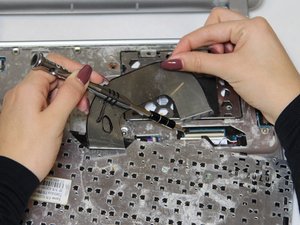Langkah 4 — Lepaskan Kabel Keyboard