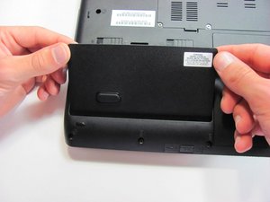 Langkah 3 — Buka Panel Belakang untuk Akses Modem