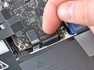 Langkah 4 — Mengangkat Kabel Keyboard