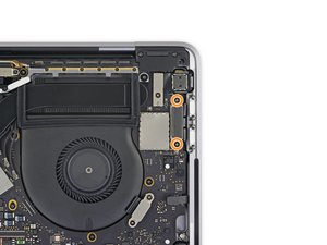 Langkah 7 — Menghilangkan Sekrup Thunderbolt Port