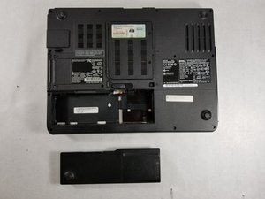Langkah 4 — Pasang Kembali Baterai dan Tutup Laptop