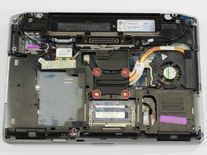 Langkah 2 — Mengangkat Heatsink dan Kipas