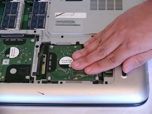 Langkah 4 — Lepaskan Sekrup Hard Drive