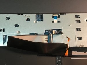 Langkah 8 — Mengeluarkan Kabel Power dan Touchpad