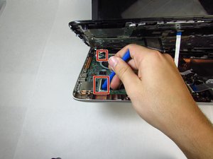 Langkah 4 — Lepaskan Kabel Keyboard