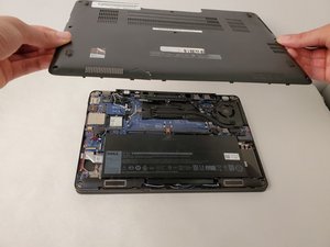 Langkah 3 — Mengangkat Panel Laptop