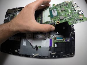 Langkah 6 — Angkat Mainboard dari Laptop
