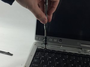 Langkah 3 — Lepaskan Keyboard dari Laptop