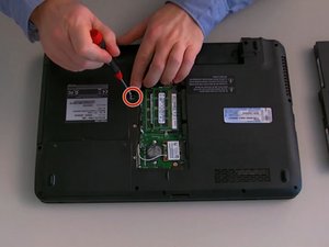 Langkah 2 — Langkah 2: Buka Penutup RAM dan Lepaskan Sekrup Optical Drive