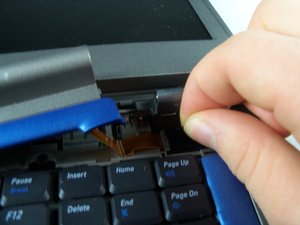 Langkah 2 — Mengangkat Tutup Hinge