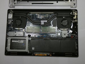 Langkah 4 — Membuka Tutup Bawah Laptop