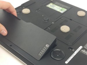 Langkah 1 — Mengeluarkan Baterai dan Melepas Screws Di Bawah Casing