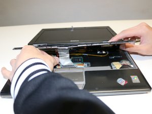 Langkah 4 — Lepaskan Keyboard dari Motherboard