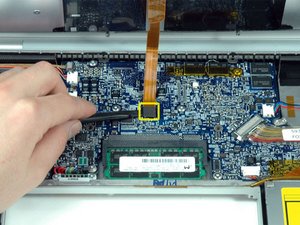 Langkah 7 — Menghilangkan Kabel Trackpad dan Keyboard
