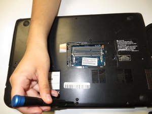 Langkah 2 — Buka Panel Belakang Laptop