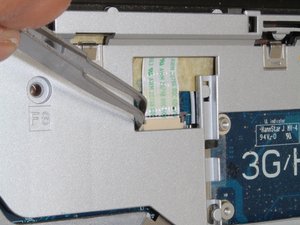 Langkah 8 — Lepaskan Kabel di Atas Bingkai
