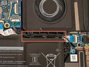 Langkah 3 — Mengeluarkan Kabel Speaker