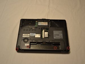 Langkah 5 — Lepaskan Touchpad dan Antena WiFi