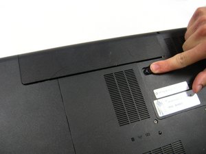 Langkah 2 — Lepaskan Baterai dari Laptop