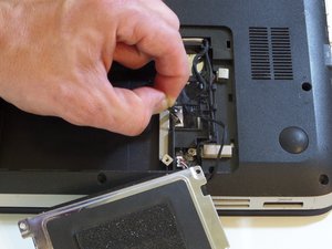 Langkah 6 — Lepaskan Kabel Keyboard