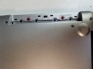 Langkah 3 — Menghilangkan Sekrup di Bawah Drive Optik