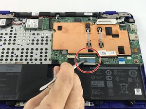 Langkah 2 — Lepaskan Kabel Keyboard dan Touchpad