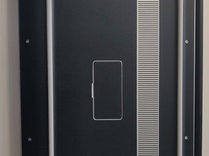 Langkah 1 — Balikkan Laptop ke Sisi Bawah