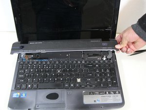Langkah 3 — Menghilangkan Middle Cover dari Laptop