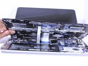 Langkah 5 — Lepaskan Keyboard dengan Alat Pembuka