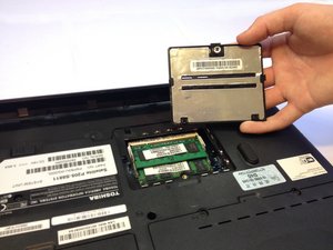 Langkah 3 — Buka Tutup Slot RAM