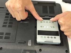 Langkah 3 — Lepaskan Hard Drive Lama