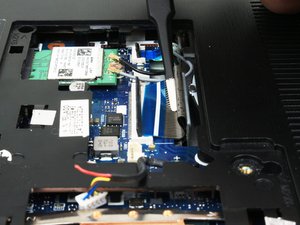 Langkah 6 — Melepaskan Kabel Keyboard