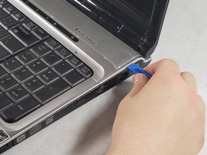 Langkah 4 — Melepaskan Kait di Sisi Kanan Panel