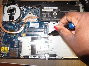 Langkah 4 — Lepaskan Sekrup Hard Drive