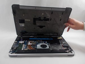 Langkah 3 — Mengangkat Panel Belakang