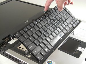 Langkah 2 — Lepaskan Sekrup Keyboard