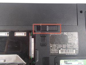 Langkah 3 — Lepaskan Keyboard dan Buka Tutup Motherboard