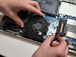 Langkah 5 — Mengangkat Kipas dari Laptop
