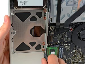 Langkah 6 — Memasang Trackpad Baru dan Screws