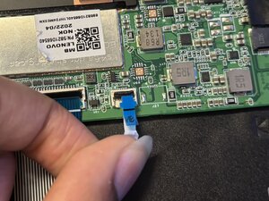 Langkah 9 — Mengangkat sekrup touchpad