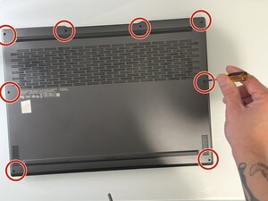 Langkah 2 — Buka Tutup Bagian Bawah Laptop