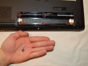 Langkah 2 — Mengambil Screws dari Bagian Bawah