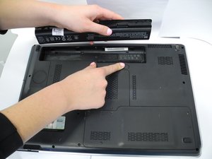 Langkah 3 — Lepaskan Kabel Hard Drive