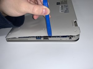 Langkah 1 — Membuka Panel Bawah Laptop