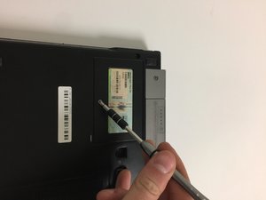 Langkah 1 — Menghilangkan Screws di Panel MiniCard
