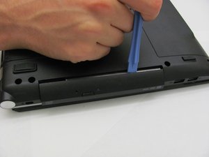 Langkah 2 — Mengeluarkan Optical Drive