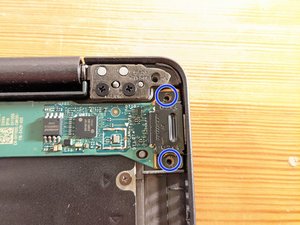 Langkah 12 — Menghilangkan Sekrup USB-C