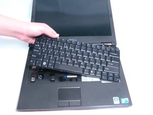 Langkah 5 — Menghubungkan Ulang Kabel Ribbon Keyboard
